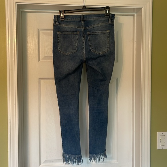 Free People - skinny with long frayed hem - medium wash - size 27 - Picture 2 of 5